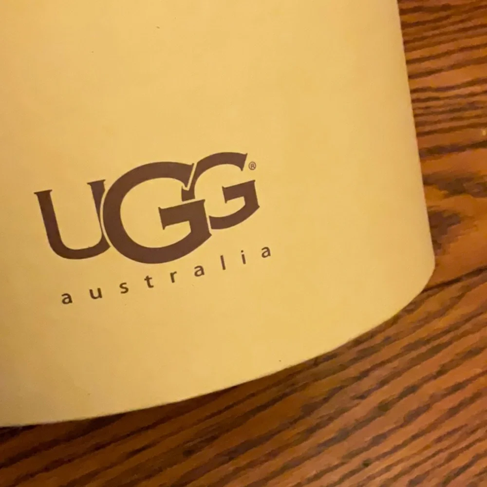Empty UGG Box *🤩 pick a free gift $3-$20 to go in this empty box 🤩* - Picture 3 of 7